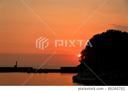 Evening scenery of Nishina Harbor 86268782