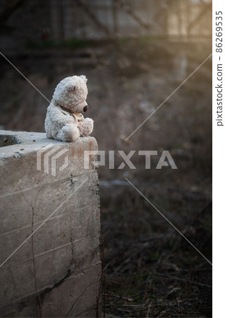 Lonely Teddy outdoors. Suicide among teenager. Child abuse. Mental health of adolescents and children. Lonely Teddy outdoors. Suicide among teenager. Child abuse. Mental health of adolescents and children. 86269535