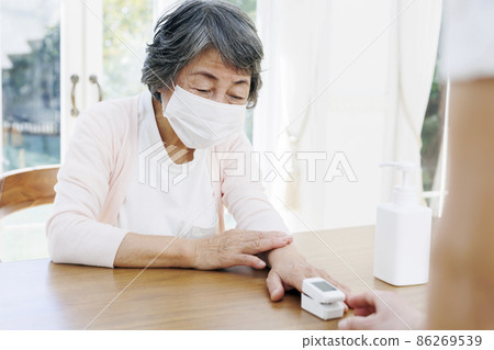 在長期護理機構測量血氧飽和度的老年人 在長期護理機構測量血氧飽和度的老年人 86269539