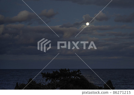 Before dawn, the full moon shining in the sea of Echizen 86271215