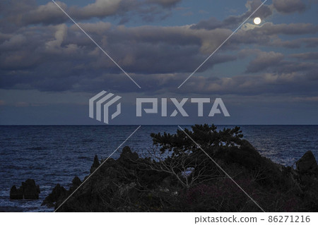 Before dawn, the full moon shining in the sea of Echizen Before dawn, the full moon shining in the sea of Echizen 86271216