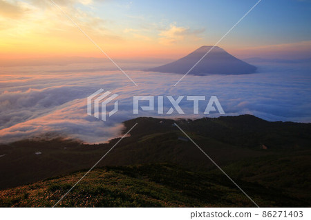 Sea of clouds and Mt. Yotei seen from the summit of Niseko Annupuri 86271403