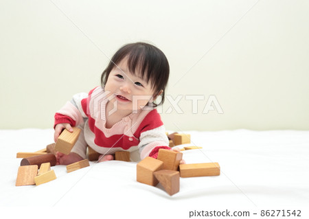 0歲女嬰玩積木 0歲女嬰玩積木 86271542