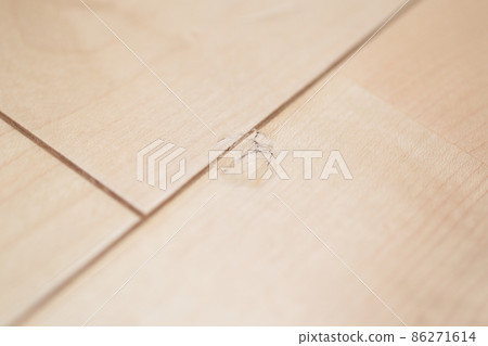 Flooring breakage 86271614