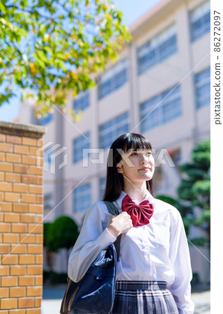 高中女生從校門口笑著上下學 高中女生從校門口笑著上下學 86272097