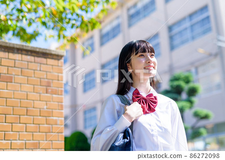 高中女生從校門口笑著上下學 高中女生從校門口笑著上下學 86272098