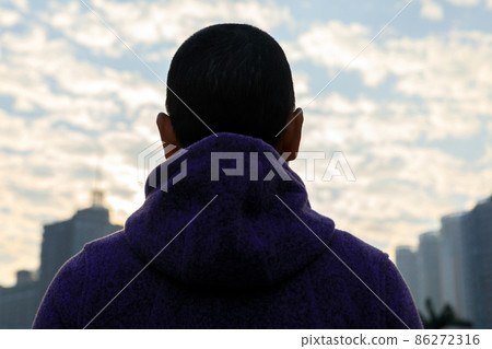 Focused bald woman looking forward in city 86272316