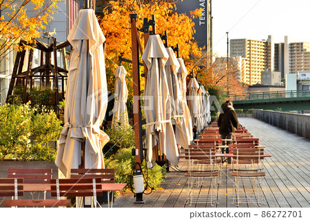 Tennozu Isle's fashionable waterside deck 86272701