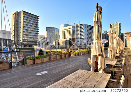 Tennozu Isle's fashionable waterside deck 86272760