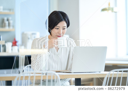 年輕女性咖啡館合作共享辦公室 86272979