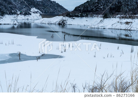 Snow scene of Eigenji dam lake Snow scene of Eigenji dam lake 86273166