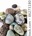 在海灘拾起的五顏六色的鵝卵石 86273180