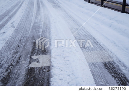 Dangerous road frozen and slippery in the snow 86273190