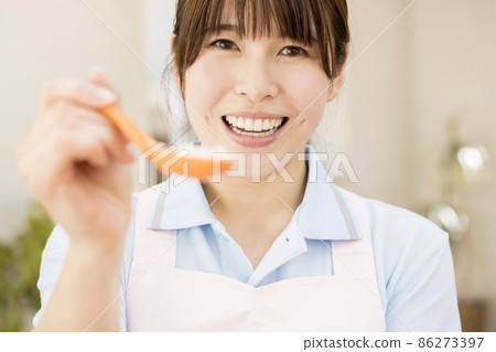 餵粥的女護工 餵粥的女護工 86273397