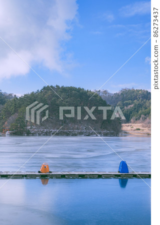 Smelt fishing [Misuzu Lake in winter] 86273437