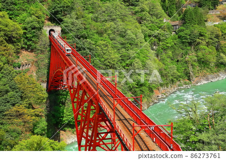 [Toyama Prefecture] Dark green Kurobe Gorge (Shinyamabiko Bridge) 86273761
