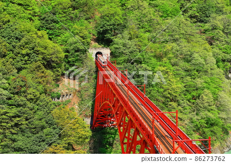 [Toyama Prefecture] Dark green Kurobe Gorge (Shinyamabiko Bridge) 86273762