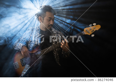 Beard person playing the guitar 86274046