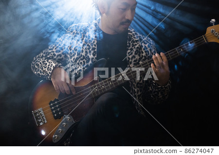 Beard person playing the guitar 86274047