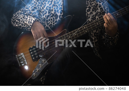 彈吉他的鬍子人 86274048