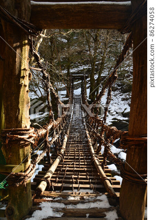 Winter Oku Iya Double Kazura Bridge-Otokobashi [Vertical] 3 (Higashi Iya, Miyoshi City, Tokushima Prefecture) 86274058