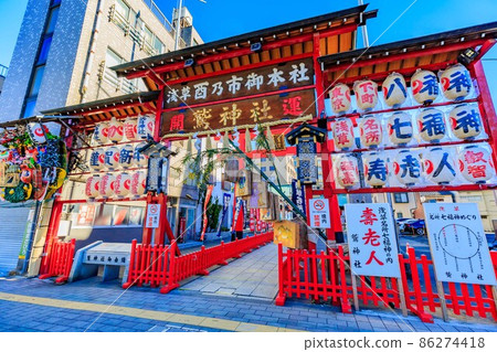 Tokyo Asakusa Shichifukujin Tour: The fork and approach to the Washi Shrine 86274418