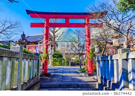 Tokyo Asakusa Shichifukujin Tour Ishihama Shrine Torii and Gas Tank Tokyo Asakusa Shichifukujin Tour Ishihama Shrine Torii and Gas Tank 86274442