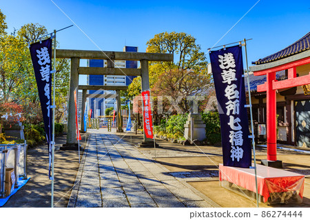Tokyo Asakusa Shichifukujin Tour Ishihama Shrine Torii and approach 86274444