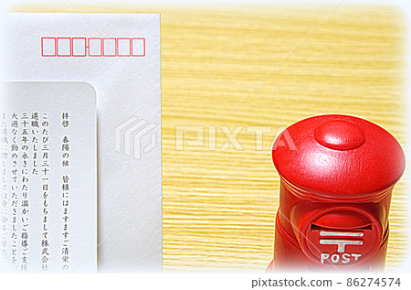 [Illustration style] Postbox-shaped piggy bank and Rebun envelope placed on a wooden desk 86274574