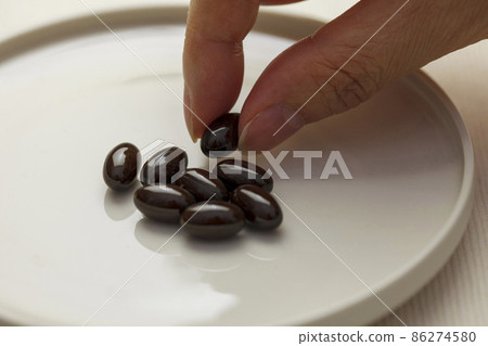 白盤上的黑色補充穀物 86274580