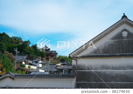 [Important Preservation District for Groups of Traditional Buildings] Takehara District: White walls and a distant view of Fumyo-kaku Pavilion, Takehara City, Hiroshima Prefecture 86274630