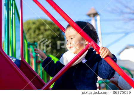嬰兒在公園裡玩 嬰兒在公園裡玩 86275039