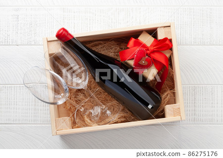 Valentines day gift and red wine 86275176