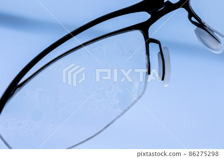 [World below freezing] Glasses that freeze with breathing 86275298