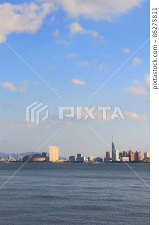 從能古島看海的城市福岡 從能古島看海的城市福岡 86275811