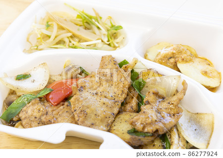 Delicious pork tenderloin fried black pepper bento 86277924