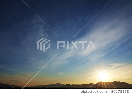 冬天的早晨天空,早晨太陽照亮的捲雲,天空主體 冬天的早晨天空,早晨太陽照亮的捲雲,天空主體 86278178