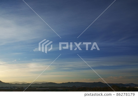 Winter morning sky, cirrus clouds illuminated by the morning sun, sky main body Winter morning sky, cirrus clouds illuminated by the morning sun, sky main body 86278179