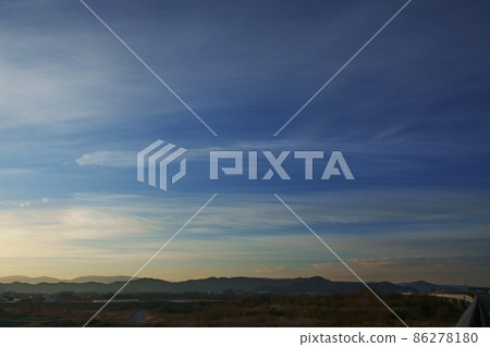 Winter morning sky, cirrus clouds illuminated by the morning sun, sky main body Winter morning sky, cirrus clouds illuminated by the morning sun, sky main body 86278180