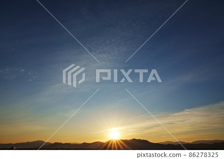 冬天早晨的天空,早晨太陽照亮的捲雲,基於天空的,廣角 冬天早晨的天空,早晨太陽照亮的捲雲,基於天空的,廣角 86278325