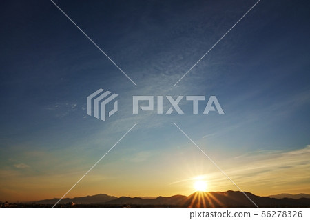 冬天早晨的天空,早晨太陽照亮的捲雲,基於天空的,廣角 冬天早晨的天空,早晨太陽照亮的捲雲,基於天空的,廣角 86278326
