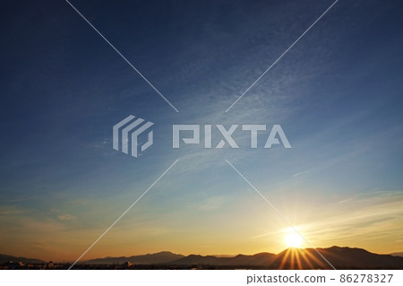 冬天早晨的天空,早晨太陽照亮的捲雲,基於天空的,廣角 冬天早晨的天空,早晨太陽照亮的捲雲,基於天空的,廣角 86278327