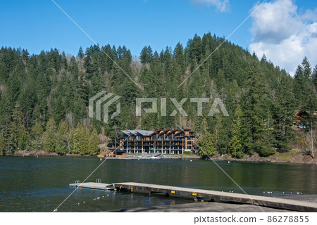 Lake overview with small panton pier and water front resort building 86278855