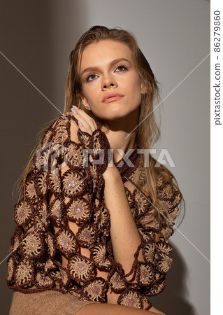 Pretty blond woman in sunset light 86279860