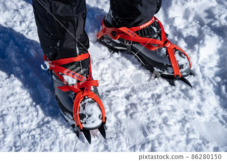 Crampons used for winter mountain climbing Crampons used for winter mountain climbing 86280150