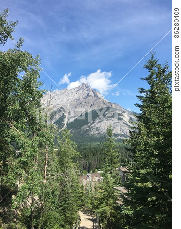 The magnificent Rocky Mountains in the mountains under clear skies The magnificent Rocky Mountains in the mountains under clear skies 86280409