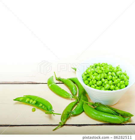 hearthy fresh green peas 86282511