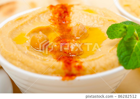Hummus with pita bread 86282512