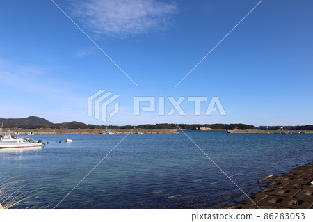 There are some lines, but the beautiful sea and sky 86283053