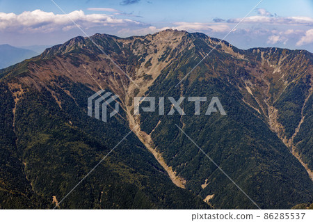 Autumn-colored Mt. Senjogatake seen from the ridgeline of Mt. Kitadake in the Southern Alps 86285537